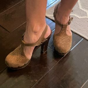 Super cute Michael Kors clogs!